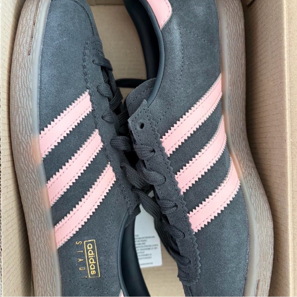 Adidas Women's Sneakers in Gray and Pink